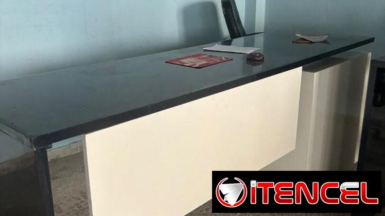 Se venden mesas con diseño única para oficina con gavetero amplio integrado