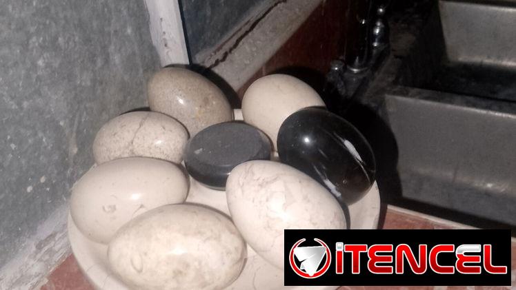 Vendo juego de adorno de mármol de huevos en su fuente de marmol