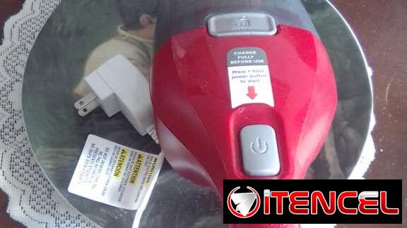 Aspiradora súper práctica y cómoda para la limpieza de muebles e interiores de autos