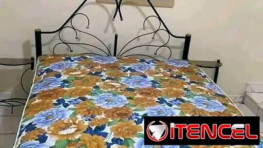 Cama de tubos cameras con colchón de muelles y mesitas