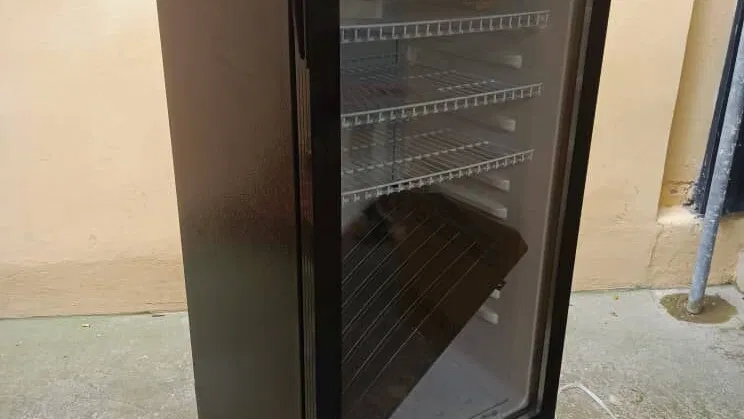 Exhibidora Vertical Marca ENERLIFE 7 pies color negra precio $490 USD Transporte Incluido  Factura y garantía