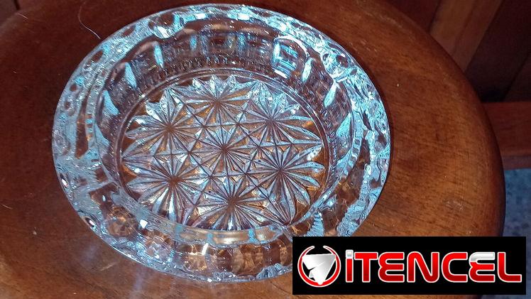 Cenicero de cristal Bohemia de alta calidad, apariencia clara y brillante. Traído de Francia/1983.