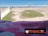 Vacaciones frente al mar, respira la brisa marina desde la comodidad de tu cama.