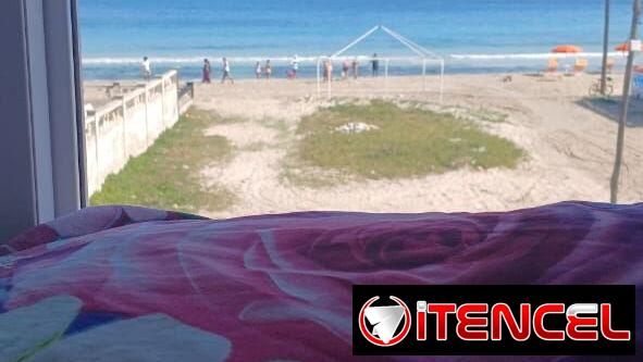 Vacaciones frente al mar, respira la brisa marina desde la comodidad de tu cama.
