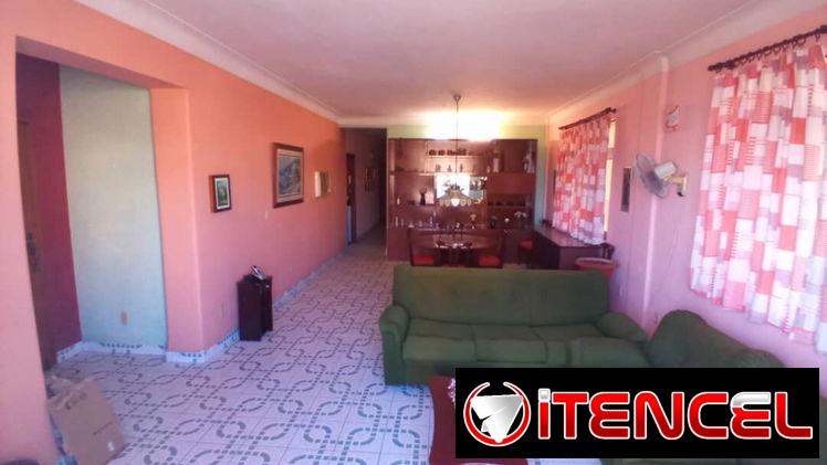 Se vende apto en calle Linea. Amplio, bonito y en buen estado
