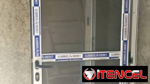 Puertas y ventanas y bajos de meseta