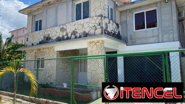 Se vende casa biplanta en el Reparto Náutico, Playa.