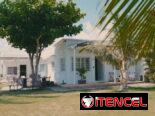 🏡¡Casa de Lujo en Alquiler! Situada frente al mar en #SantaFè, La Habana, con un diseño moderno y lujosas comodidades.