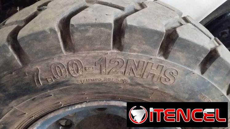 🚛 2 Gomas con cámaras de Montacargas 700 x12 , CASI NUEVA A 25 usd o al cambio OJO son 2 solamente