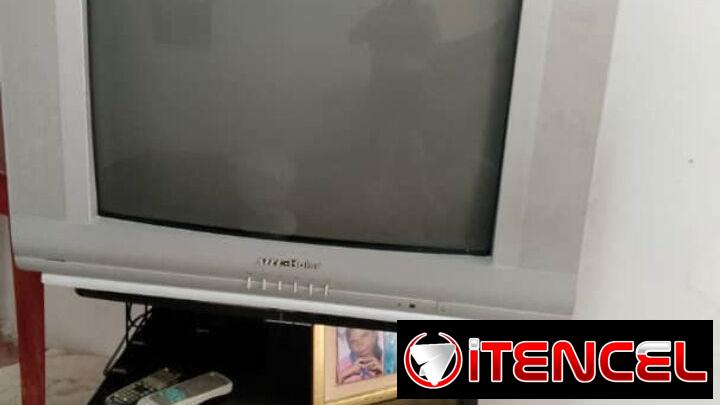 Tv funciona al 100% y mesa para arreglar uñas con todo lo que tiene la foto .