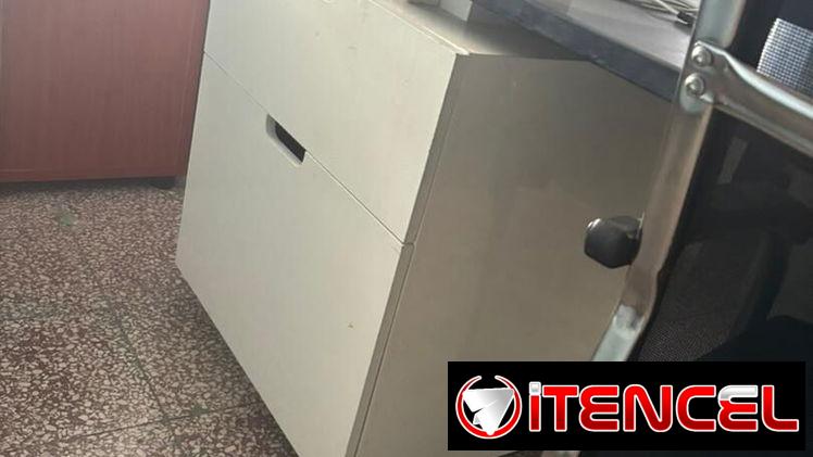 Se venden mesas con diseño única para oficina con gavetero amplio integrado