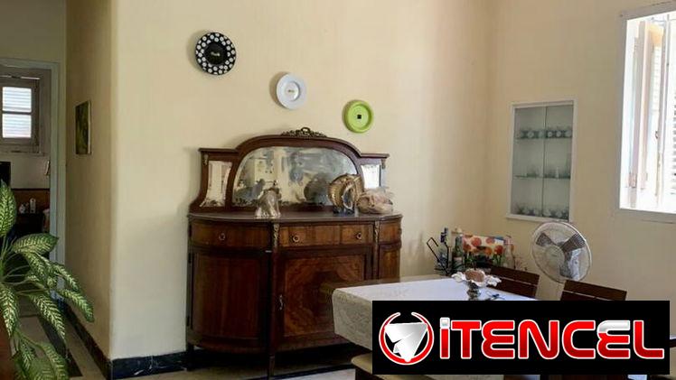 Casa a la venta en planta baja con un espacioso patio, garaje Privado a pocos metros de 13 y 68