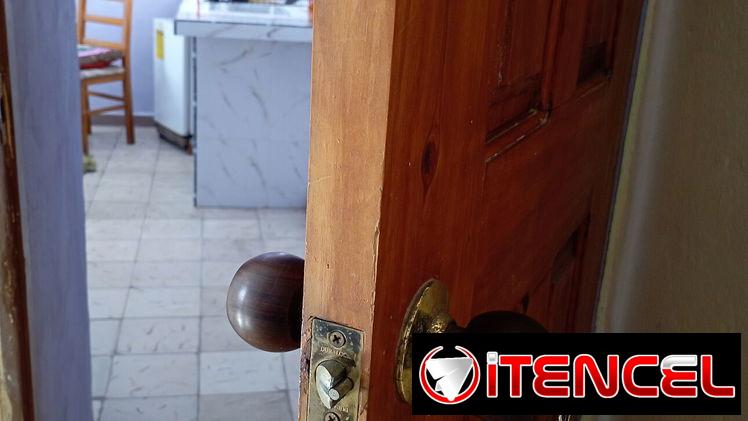 ES HABITACIÓN PRIVADA EN LA TERRAZA DE MI CASA.