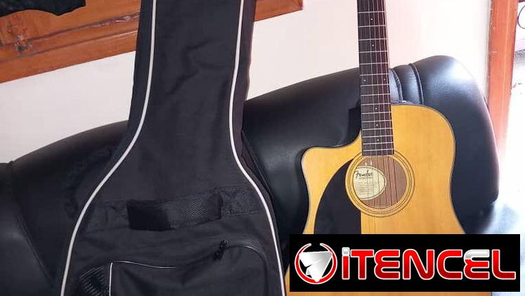 Se vende guitarra con bolsa de traslado poco uso baterias incluidas