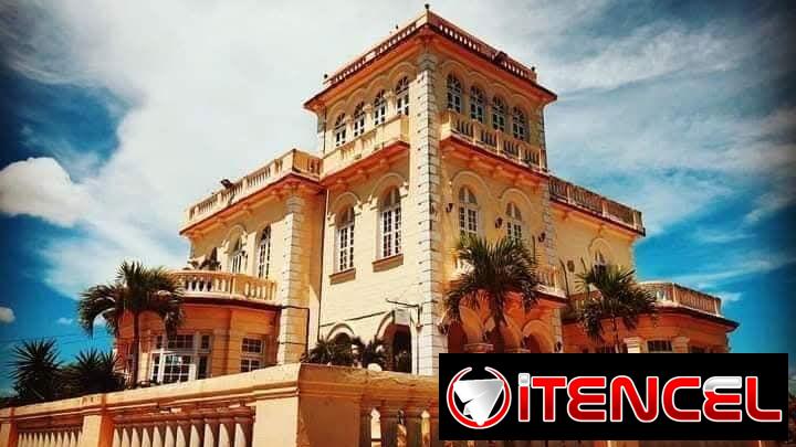 Lujo de residencia con piscina en alquiler