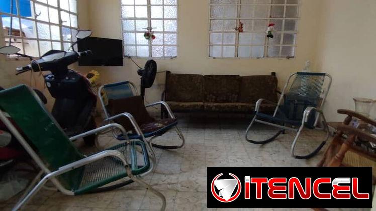 Apto de 2/4 en el vedado en bajos.