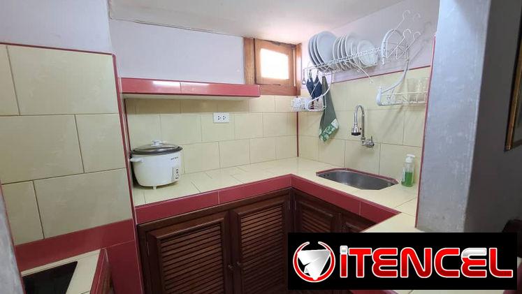 SE RENTA APTO DE DOS DORMITORIOS CERQUITICA DE LA UNIVERSIDAD DE LA HABANA.54026428