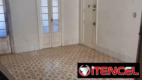 Se vende casa Capitalista de puntal alto de 110m2 ubicada en Habana Vieja a dos cuadras de obispo en una buena zona cént