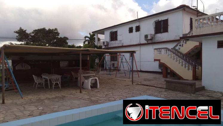 Se renta alojamiento con 4 dormitorios  en la playa de GUANABO con su piscina.58858577.