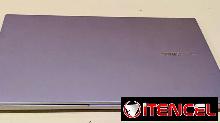 Samsung Core i3.10ma generación.Doble disco duro.uno de 128 SSD más otro de 1000 gigas 1 Tera HDD.La batería dura 3 hora