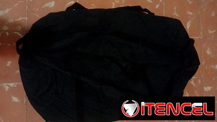 Maletines color negro de lona con interior impermeabilizado. Con zippers. Jaimanitas, playa.