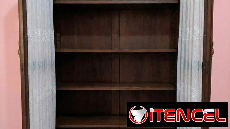 SE VENDE HERMOSO LIBRERO DE CAOBA DE DOS (2) PUERTAS EN PERFECTO ESTADO.