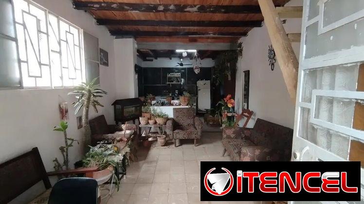 80-🏡*Venta de casa puerta de calle en el Cerro* 🖼*Queda ubicada a 2 cuadras de la Covadonga*  😎*Abajo Consta de porta