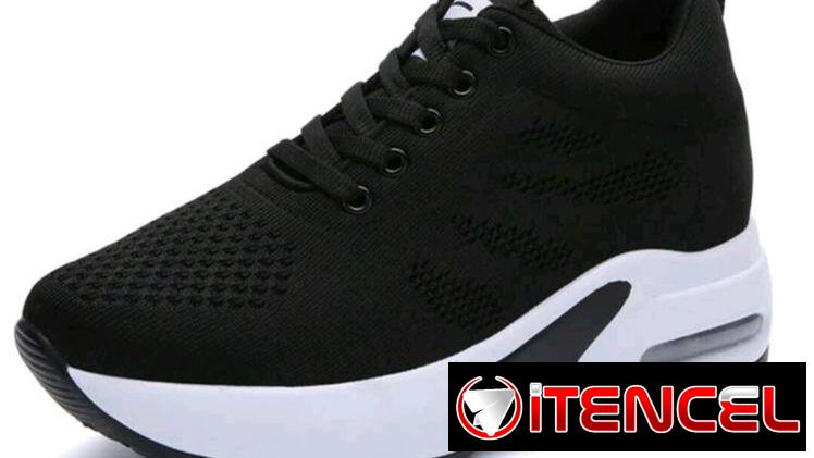 Tenis negros de suela alta