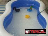 Combo de piscina y butaca inflable con bomba manual. 58943104
