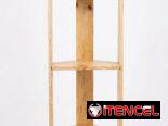 Estante vertical de pino macizo, apoyado en pared, ideal para exhibir libros, adornos y productos.