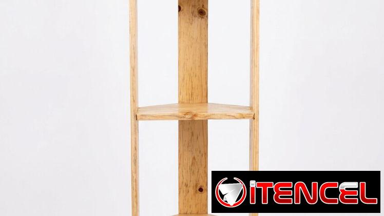 Estante vertical de pino macizo, apoyado en pared, ideal para exhibir libros, adornos y productos.