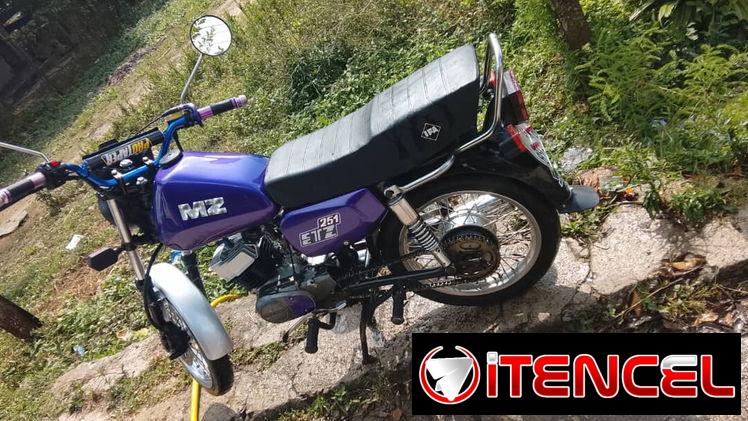 Vendo  moto con carrocería mz 251 unidad de ax100