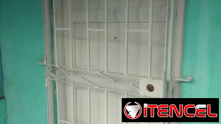 Vendo casa en ave 26 vedado..Si diseño interior es como un local para negocios..