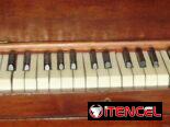 Se vende piano con banqueta, en buen estado
