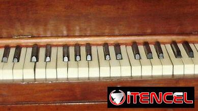 Se vende piano con banqueta, en buen estado