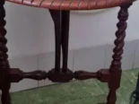 Consola de mármol y coffe table de estilo colonial.