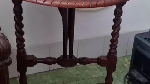 Consola de mármol y coffe table de estilo colonial.