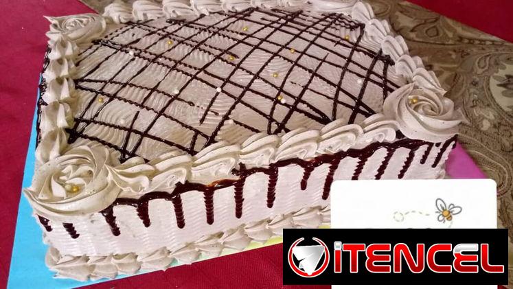 *_Cake Bombón Cuadrado_*   Panetela de mantequilla Relleno y vestido de crema bombón  Panetela con forma de corazón: + 1