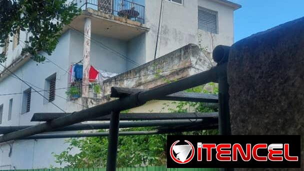Apto de 3 ctos en propiedad pero modific a 2 ctos, puede llevarlo a 3 ctos .esqu de 35 y 42 ,playa .edif de solo 4 aptos