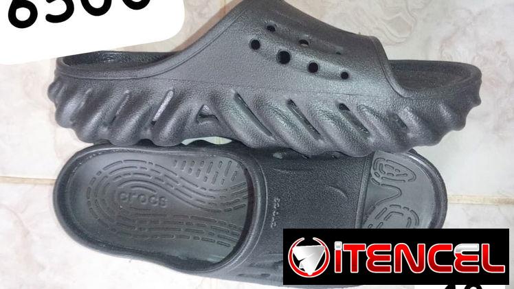Sandalias tipo Crocs – Color negro   Comodidad y estilo para el día a día.