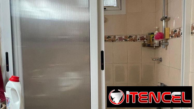 Puerta de corredera de marqueria de aluminio para baño DE USO