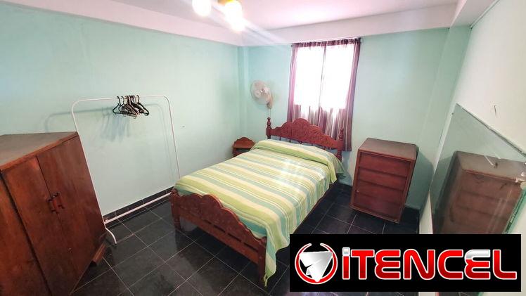 SE RENTA APTO PRIVADO DE UNA HABITACIÓN EN PLAZA. 54026428