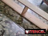 Mueble bajo y aéreo para TV en pino 100%, diseñado para pantallas de entre 32 y 50 pulgadas, con sistema de anclaje