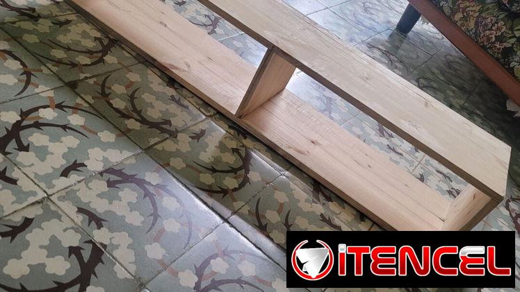 Mueble bajo y aéreo para TV en pino 100%, diseñado para pantallas de entre 32 y 50 pulgadas, con sistema de anclaje