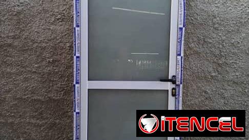 Puertas y ventanas y bajos de meseta