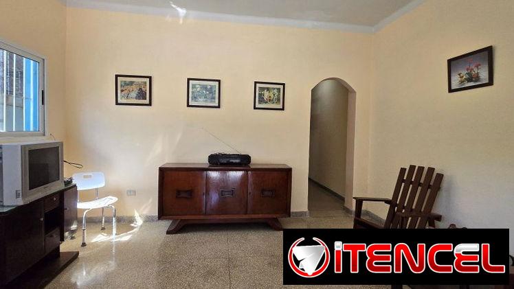 Apartamento de 2/4, planta baja, carposh, en el Vedado (V-252)
