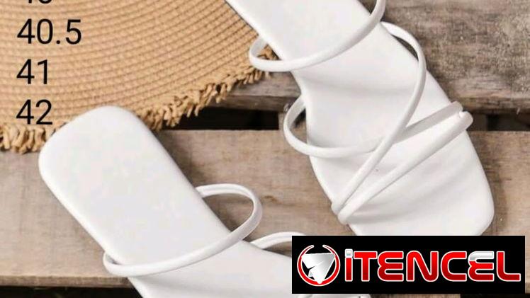 Zandalias blancas con tiras