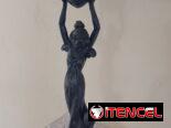 Vendo figura ardeco antigua en movimiento.
