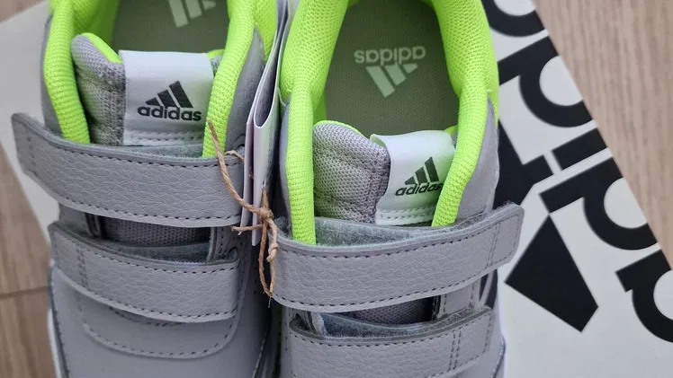 Adidas Tensaur Sport 2.0 C – ¡Comodidad y Estilo con Detalles que Destacan!