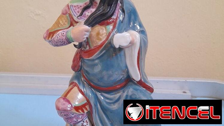 Adorno de porcelana china de 20 cm de alto (Guan Yu una de las figuras más veneradas en la cultura y la historia china)
